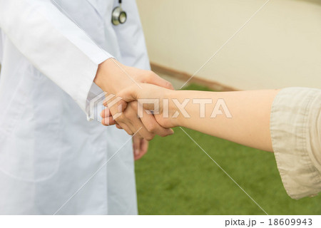 握手　医師 18609943