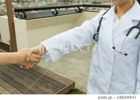 握手 医師 握手 医師 18609947