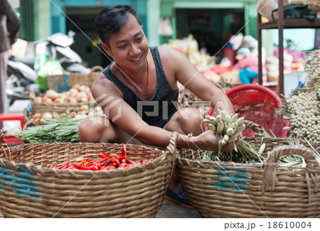 Asian man street market seller bunch green onion 18610004