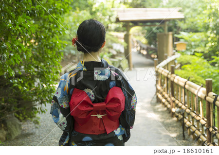 若い女性 浴衣 和服 黒髪 ポートレート 後ろ姿の写真素材