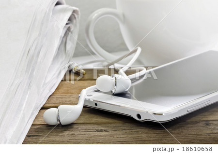 smartphone and newspaper 18610658