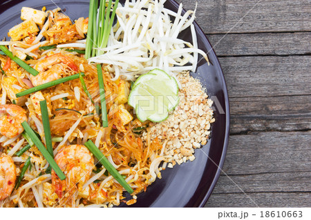 Fried noodle Thai style with prawns. 18610663