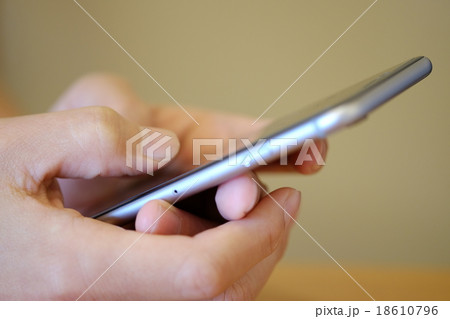 スマートフォンを持つ手 スマートフォンを持つ手 18610796
