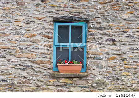 青い窓　Blue window 18611447