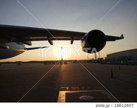 スカンジナビア航空 スターアライアンス スウェーデン デンマーク ノルウェー 夕日 成田空港 の写真素材 18612607 Pixta