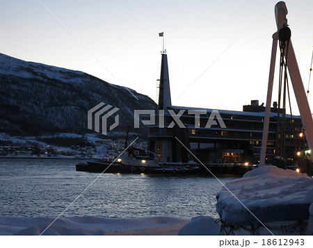ノルウェー　トロムソ ハーバー　ハーバーサイド　街　白夜　北極圏　雪　氷点下　12月 18612943