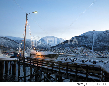 ノルウェー　トロムソ ハーバー　ハーバーサイド　街　白夜　北極圏　雪　氷点下　12月 18612944
