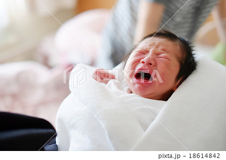 生まれたばかりの赤ちゃん 生まれたばかりの赤ちゃん 18614842