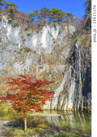 晩秋の猊鼻渓 18615156