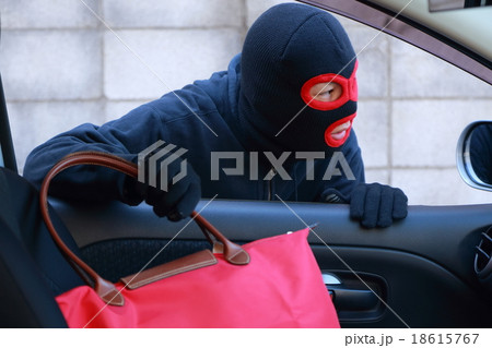 男性1人 (車上荒らし 泥棒 犯罪 違法 犯人 悪人 盗難 目出し帽 変装 容疑者 事件 犯罪者) 18615767