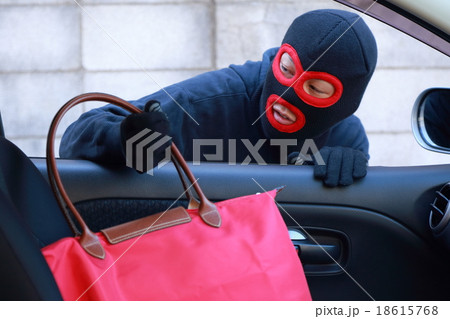 男性1人 (車上荒らし 泥棒 犯罪 違法 犯人 悪人 盗難 目出し帽 変装 容疑者 事件 犯罪者) 男性1人 (車上荒らし 泥棒 犯罪 違法 犯人 悪人 盗難 目出し帽 変装 容疑者 事件 犯罪者) 18615768