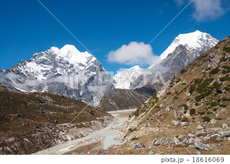Trekking to Makalu base camp, Nepal Trekking to Makalu base camp, Nepal 18616069