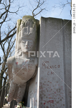 Oscar wilde's tomb 18618126