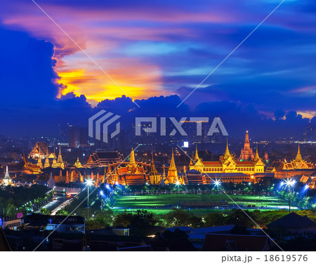 Grand palace at twilight in Bangkok, Thailand Grand palace at twilight in Bangkok, Thailand 18619576