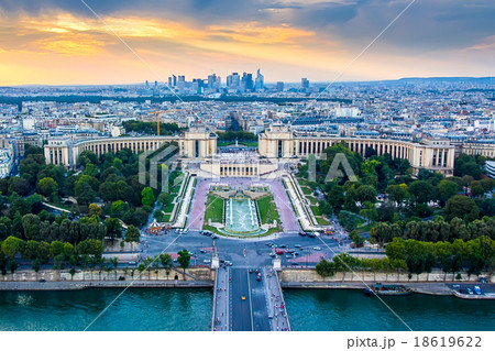skyline of Paris city towards La Defense district 18619622
