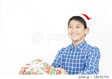 クリスマスプレゼントを持つ男の子 小学生 中学生 クリスマス プレゼント クリスマスイメージ クリスマスプレゼントを持つ男の子 小学生 中学生 クリスマス プレゼント クリスマスイメージ 18620705
