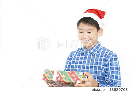 クリスマスプレゼントを持つ男の子　小学生　中学生　クリスマス　プレゼント　クリスマスイメージ 18620708