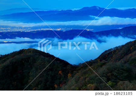 丹沢・塔ノ岳から黎明の箱根・伊豆の山並 18623105