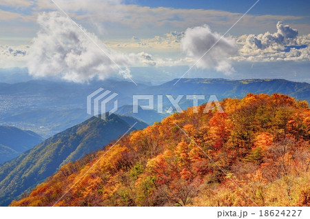 丹沢 鍋割山から紅葉の尾根と湧く雲の写真素材