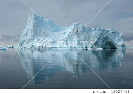 Icebergs in Disko bay, North Greenland 18624411