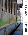 駅に止まる列車 18624447