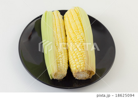 Grains of ripe corn in black dish Grains of ripe corn in black dish 18625094