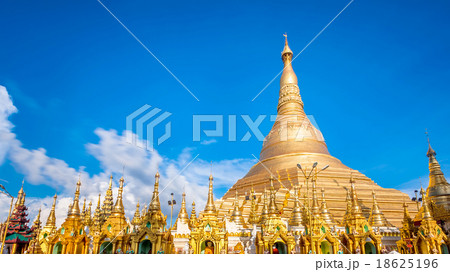 Shwedagon pagoda in Yagon, Myanmar 18625196