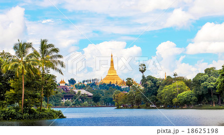 Shwedagon pagoda in Yagon, Myanmar Shwedagon pagoda in Yagon, Myanmar 18625198