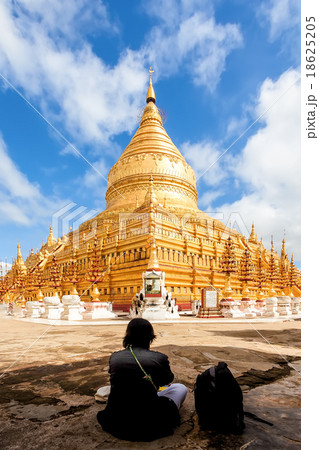 Shwezigon Paya, Bagan, Myanmar. 18625205
