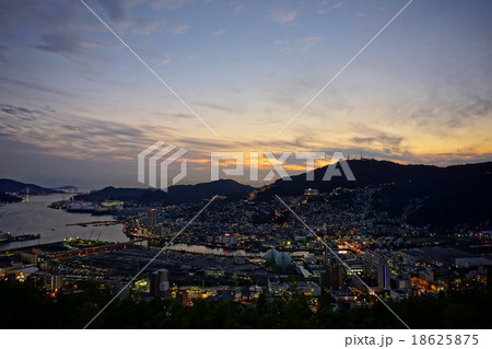 明かりのついた夕方の長崎 18625875