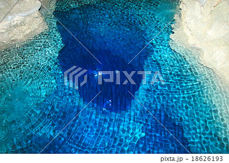 龍泉洞 地底湖の透き通った水 18626193