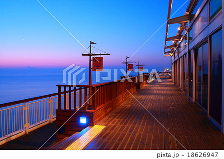 春霞の海をデッキから 18626947