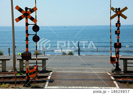 海沿いの小さな踏切の写真素材