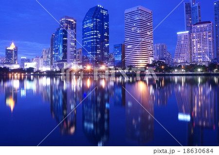 View of Benjakitti Park（バンコク、ベンチャキティ公園の夕景） 18630684