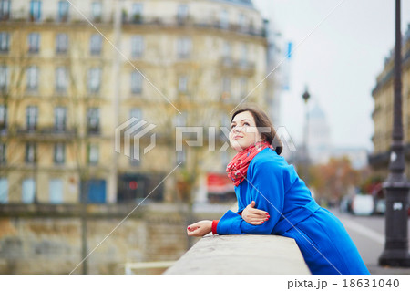 Beautiful tourist in Paris on a fall day 18631040