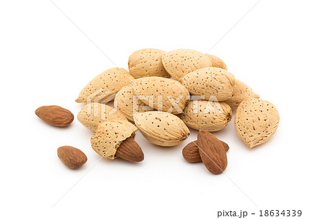 殻付きアーモンドの写真素材