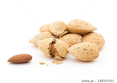 殻付きアーモンドの写真素材
