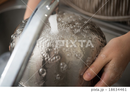 調理器具を洗う 18634461