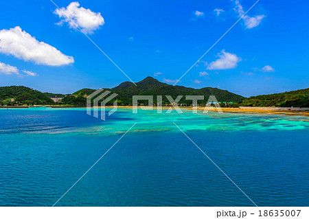 フェリーより伊平屋我喜屋集落を望む 18635007