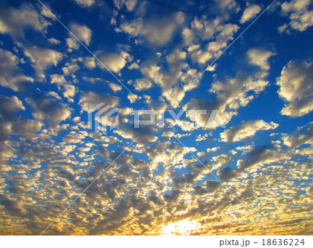 一面の荘厳的な夕暮れの雲（うろこ雲） 18636224