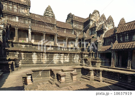 カンボジア　シェムリアップ　アンコールワット遺跡 18637919