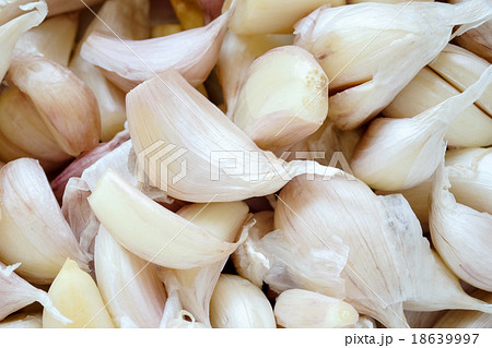 Close up on pile of garlic clove 18639997