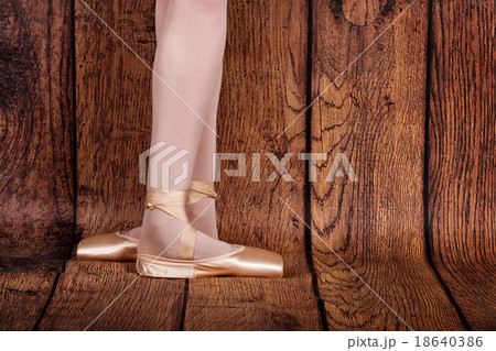 The third position in classical ballet. Ballet pas 18640386