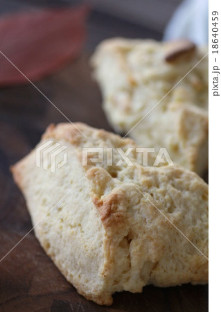 木製ボードの上の手作りしたプレーンスコーン 木製ボードの上の手作りしたプレーンスコーン 18640459