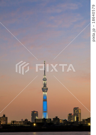 マジックアワーの空と東京スカイツリー マジックアワーの空と東京スカイツリー 18640579