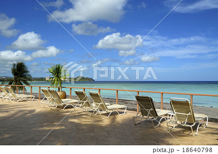 ビーチチェアのあるリゾート ビーチチェアのあるリゾート 18640798