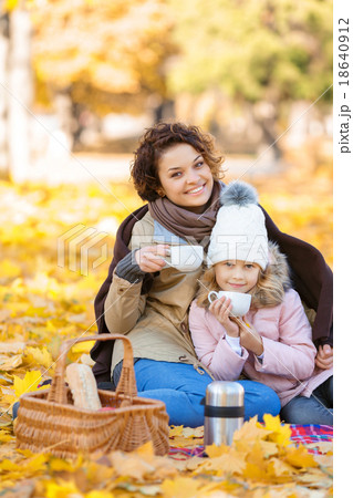 Happy mother and daughter drinking tea 18640912