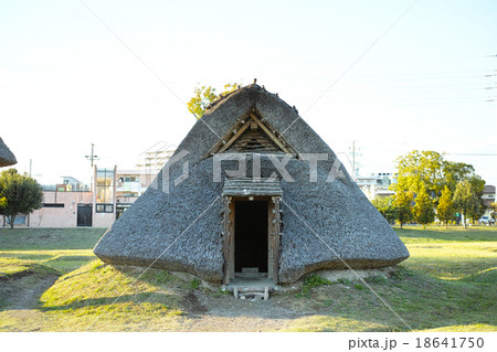静岡　登呂遺跡、復元された竪穴住居 18641750