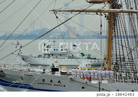 帆船日本丸入港 18642463