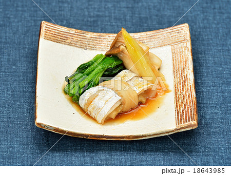 和食 太刀魚 タチウオ の煮魚 エリンギと長ネギの同時煮と茹でホウレン草を添えて の写真素材